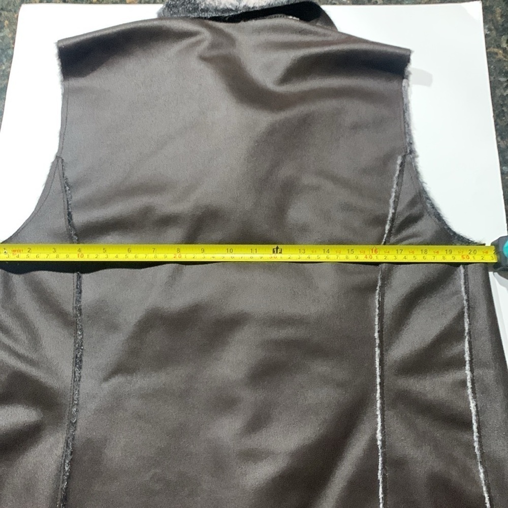 Faux fur and suede vest. Size medium. - Picture 6 of 7
